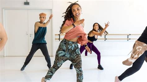 What to Wear to a Hip Hop Dance Class: A Guide to Style, Comfort, and Expression